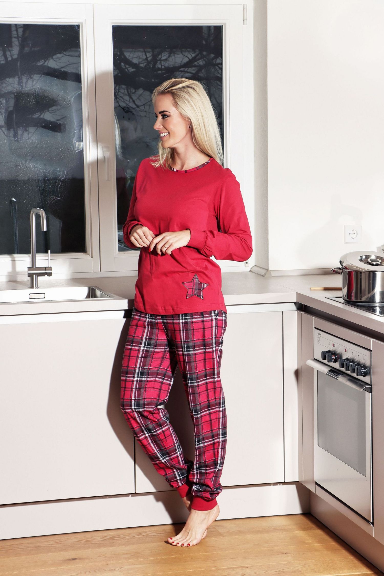 Damen Schlafanzug mit Bündchen mit Karohose und Stern als Motiv - auch in Übergrössen