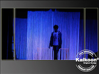 Fadenvorhang in blaues Licht gehüllt zur Bühnendekoration
