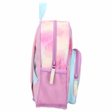 Die Seitenansicht des Disney Lilo und Stitch Rucksacks, die das rosa Federmuster, die lilafarbenen Reißverschlüsse und die hellblaue vordere Tasche zeigt. Die seitliche Netztasche ist deutlich sichtbar.