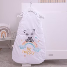 Herding Ganzjahres-Schlafsack für Babys Regenbogen Panda Baumwolle aufgehangen. Baby Panda sitzt auf einem bunten Regenbogen, umgeben von kleinen, bunten Herzen. Darunter befindet sich der Schriftzug "Be happy".