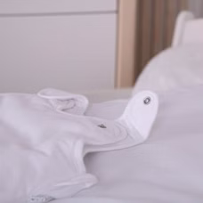 Herding Ganzjahres-Schlafsack für Babys Regenbogen Panda Baumwolle Nahaufnahme der geöffneten Druckknöpfe.