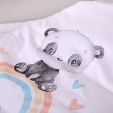 Baby Panda sitzt auf einem bunten Regenbogen, umgeben von kleinen, bunten Herzen. Herding Ganzjahres-Schlafsack für Babys Regenbogen Panda Baumwolle