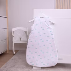 Herding Ganzjahres-Schlafsack für Babys Regenbogen Panda Baumwolle. Auf der Rückseite befinden sich kleine Wolken.