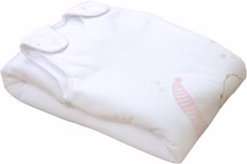 Herding Little Bunny Hase Ganzjahres-Schlafsack für Babys Baumwolle zusammengefaltet. Oberhalb sind die geschlossenen Druckknöpfe zu sehen.