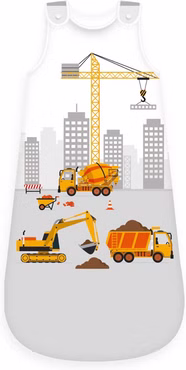 Herding babybest® Baustelle Ganzjahres-Schlafsack für Babys Baumwolle. Motiv mit Kran, Bagger und Betonmischer. Im Hintergrund befinden sich Hochhäuser.