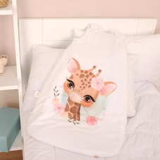 Herding babybest® Giraffe Ganzjahres-Schlafsack für Babys Baumwolle. Liegend auf einem Bett präsentiert. Nahaufnahme.