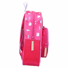 Seitenansicht des pinken Hello Kitty Rucksacks mit Fokus auf das durchgehende Allover-Muster, die Reißverschlüsse mit goldfarbenen Laschen und das tiefe Profil der Taschen.