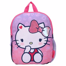 Frontansicht eines pink‑lila Kinder‑Rucksacks mit sitzender Hello Kitty, pinker Schleife, Herzsymbol, feinen Mustern, pinkem Reißverschluss, Griff und Mesh‑Seitentasche.