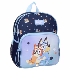 Frontansicht eines türkis‑blauen Bluey‑Rucksacks mit Bluey und Bingo, Sternen, hellblauem Logo‑Patch und hellblauen Zippern.