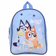 Frontansicht eines hellblauen Bluey‑Rucksacks mit Bluey und Bingo, Stern‑ und Flugzeugmotiven, blauem Griff und blauem Zipper.