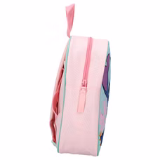 Seitenansicht eines rosa‑blauen Rucksacks mit seitlicher Tasche, pinkem Zipper und teilweise sichtbarem Stitch‑Motiv auf der Front.