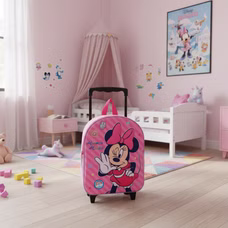 Der rosa Minnie Mouse 3D Trolley-Rucksack steht dekorativ auf einem hellen Teppich in einem gemütlich eingerichteten Kinderzimmer.