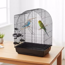 Vogelkäfig "Elizabeth" auf Holztisch mit zwei Wellensittichen (blau/weiß und grün/gelb), Holzstangen, Futter‑ und Wasserbehälter. Heller Hintergrund mit Pflanze.