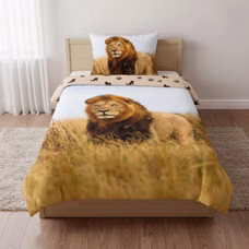 Frontansicht eines Löwen‑Bettwäsche‑Sets mit realistischem Löwenmotiv in Savanne. Kissen mit Löwenkopf, Decke mit Löwe im hohen Gras.