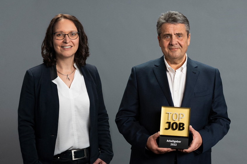 Preisübergabe des Top Job 2022 an die Firma Denqbar durch Schirmherr Sigmar Gabriel