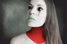 Sclera Kontaktlinsen_ Frau roter Hals