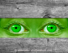 Grüne Augen mit grünen Kontaktlinsen