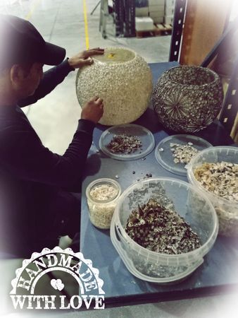 Windlicht in Spanien handgefertigt - Bruchfester Fiberglascubus mit echten Muscheln in Schneckenform dekoriert - Höhe ca.15 cm, Durchmesser ca.13 cm 4