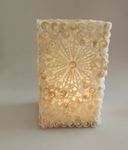 Windlicht in Spanien handgefertigt - Bruchfester Fiberglascubus mit echten Muscheln in Schneckenform dekoriert - Länge ca.10 cm, Höhe ca.18 cm