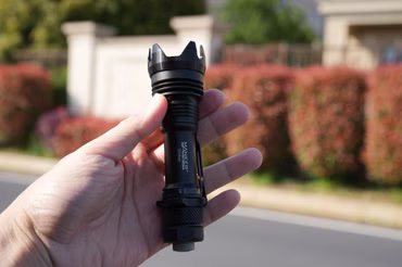 Manker Striker Full Black Bundle inkl. Akku SFT40 LED 2300 Lumen Outdoor Taschenlampe