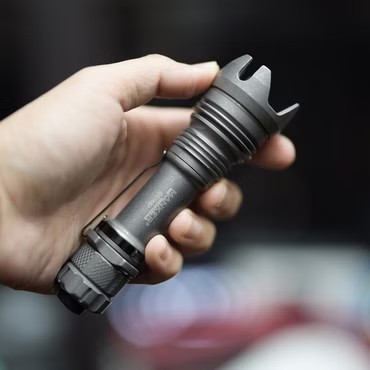 Manker Striker Mini Titanium Bundle inkl. 14500 Akku taktische Taschenlampe - stone washed