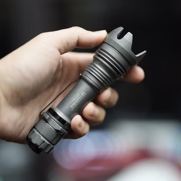 Manker Striker Titanium Bundle inkl. 18650 Akku taktische Taschenlampe - stone washed