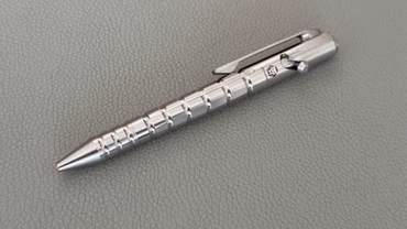 Titan trifft Leuchtkraft: Der RovyVon C10 mit Tritiumstab im Clip – Eleganz, die auffällt - RAW