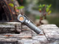 Manker-E03H-III-CW-TI-14500---AA-Stirnlampe-1200-Lumen-Winkellampe-mit-Stirnband-und-abnehmbaren-Filtern-mit-Akku-E02-III-Ti-4854.jpg