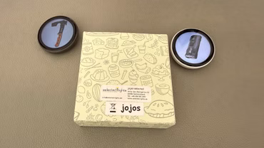JoJos Vision Button – Der digitale Mini-Bildschirm zum Anstecken, Farbe: blau