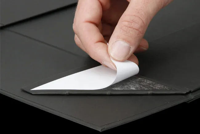 Magnetbox mit Klebeecken zum einfachen aufbauen