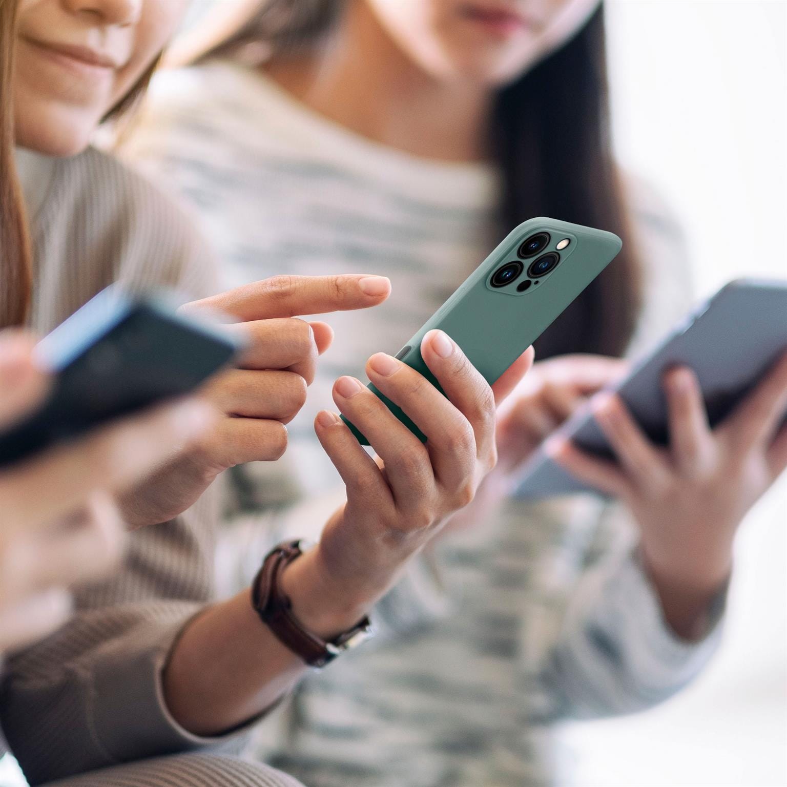 ORNARTO IPhone 16 Hülle Flüssigsilikon - Dünne Schutzhülle 6,1 Zoll In Schwarz