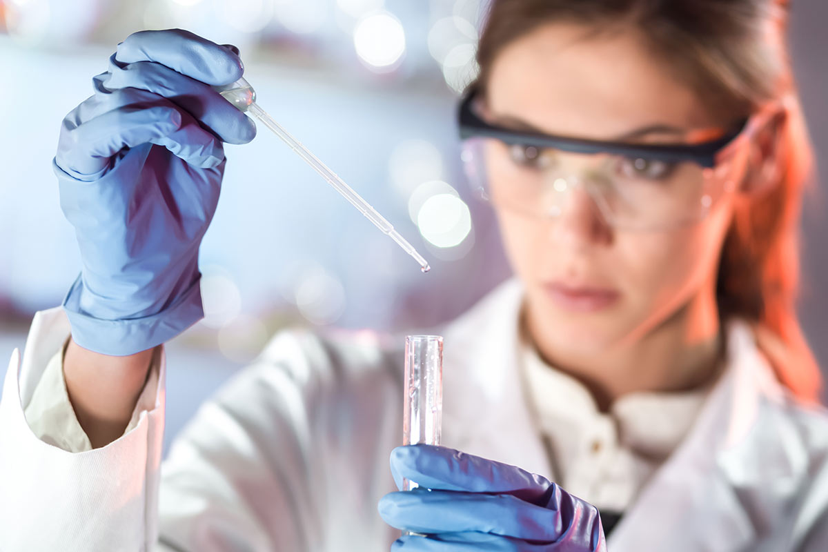 Einsatz von Aqua bidest im Labor Eine Laborantin füllt Aqua bidest mit einer Pipette in ein Reagenzglas