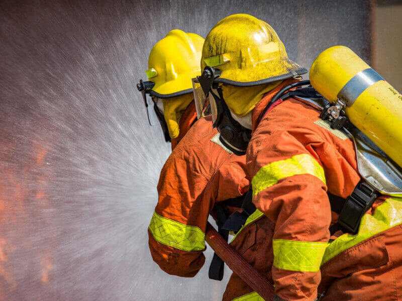 Feuerwehrmänner im Einsatz – Atemschutzholster sind wichtig bei der Brandbekämpfung