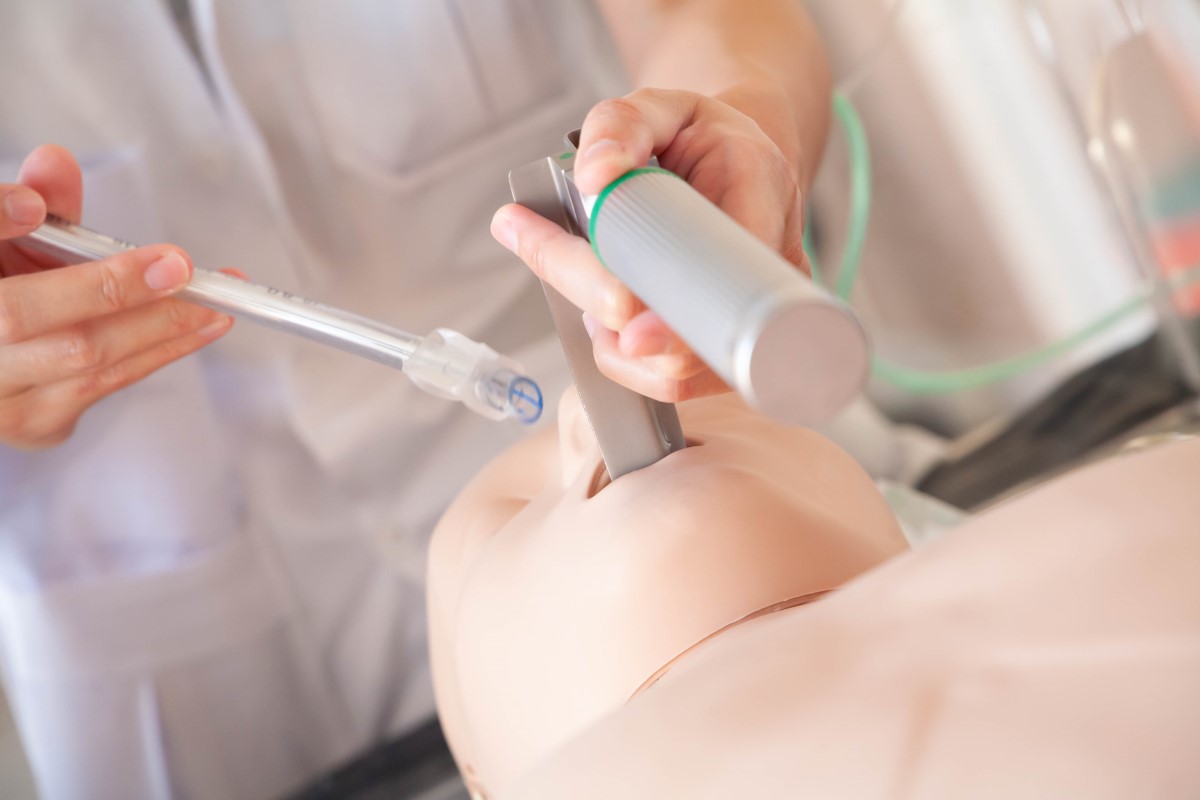 Endotrachealtuben von SANISMART Eine endotracheale Röhrenintubation mit einem Endotrachealtubus wird an einer Puppe demonstriert.