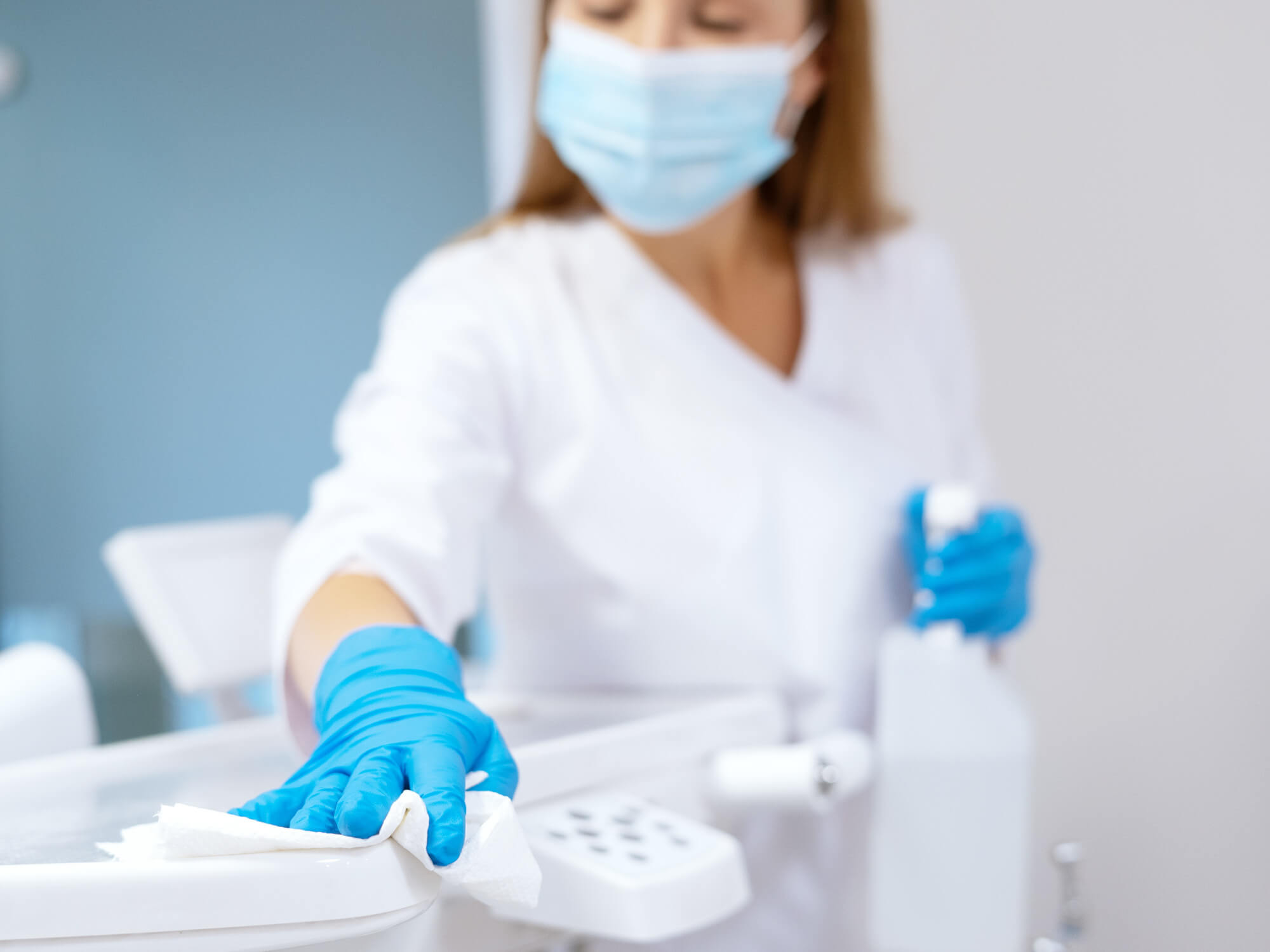 Flächendesinfektionsmittel Eine Ärztin reinigt medizinisches Equipment mit Flächendesinfektionsmittel