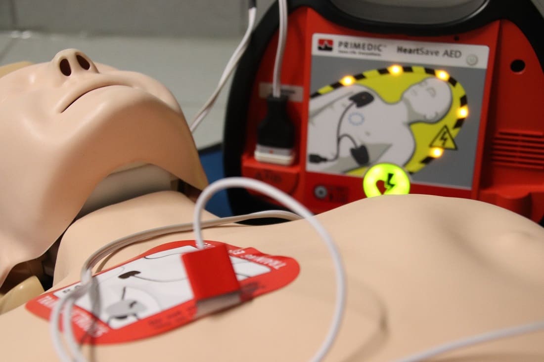 Reanimationspuppe Sanitäterin übt Reanimation mit einer Übungspuppe aus dem Sortiment der medizinischen Lehrmittel