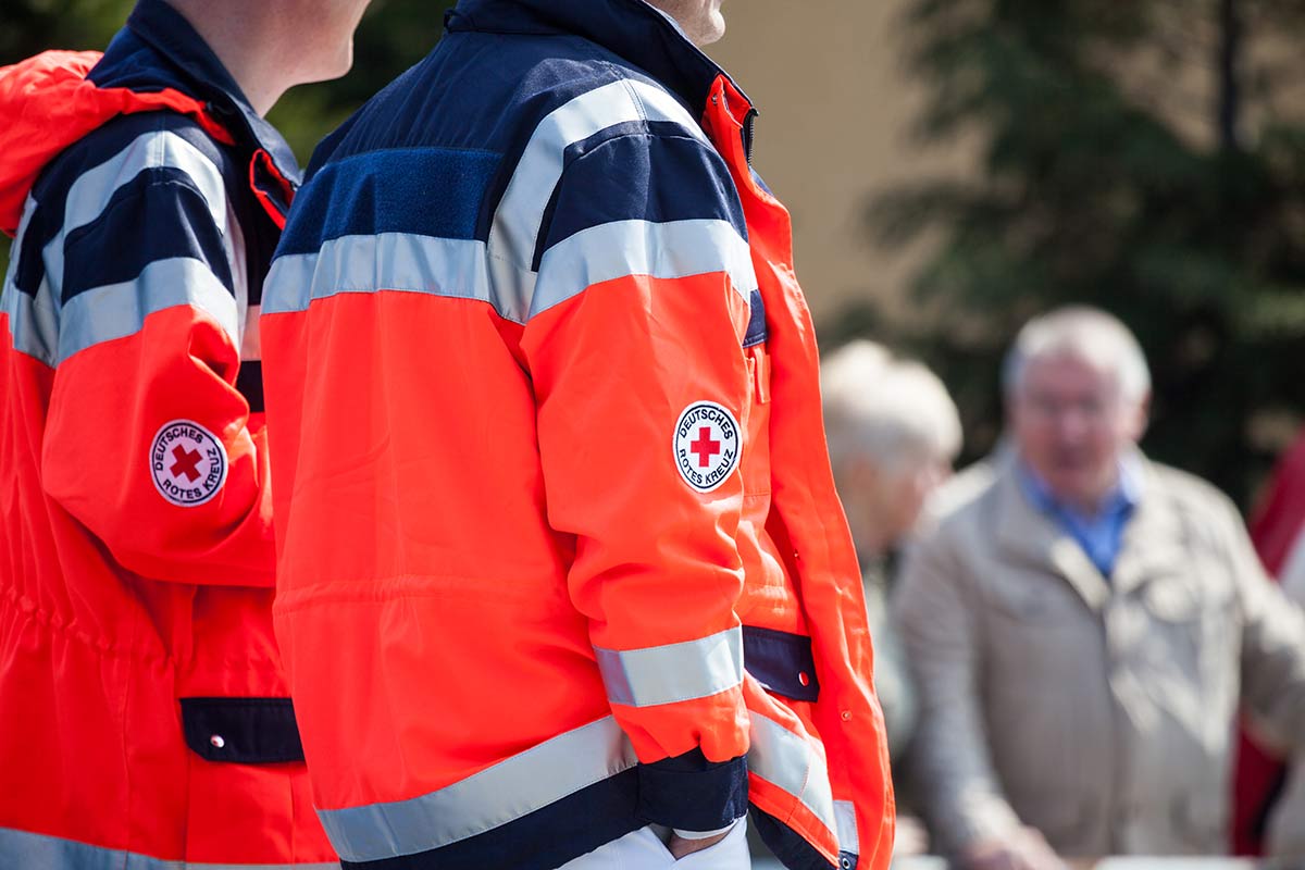 Sanitäter zwischen den Einsätzen, die sie mit Notfallrucksack bestreiten Zwei Sanitäter – wenn für sie ein Einsatz ansteht, hilft ein Notfallrucksack