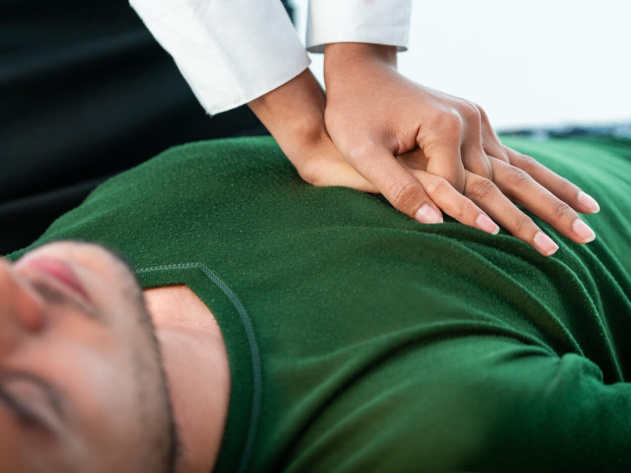 Reanimation und Überwachung bei einem Herzstillstand Eine Frau führt eine Herz-Druck-Massage aus – bei einem Herzstillstand sind Geräte für die Reanimation und Überwachung lebensnotwendig.