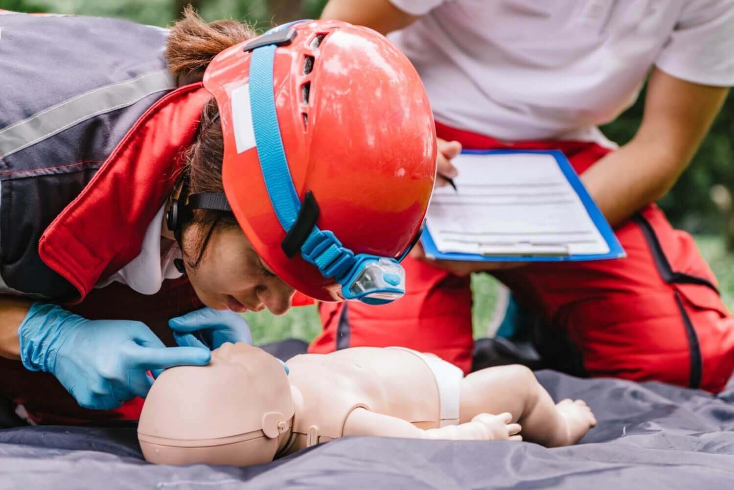Training mit Rettungspuppen Feuerwehrfrau trainiert mit Rettungspuppe eines Babys