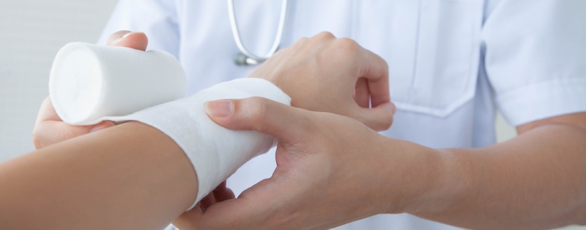 Verbandstoffe von SANISMART Einem Patienten wird ein Verband angelegt
