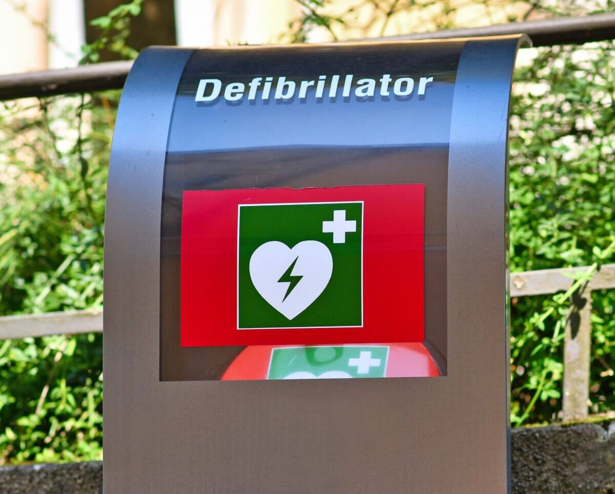 Vorbeugend Defibrillatoren kaufen und der Allgemeinheit bereitstellen Eine Defibrillator befindet sich in der Öffentlichkeit und steht der Allgemeinheit zur Verfügung
