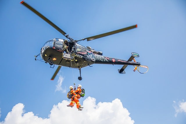 Ein Hubschrauber des Heeres bei der Unterstützung von Hilfskräften