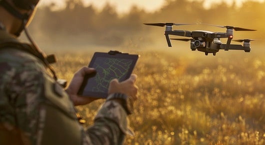 Ein Soldat steuert eine Drone