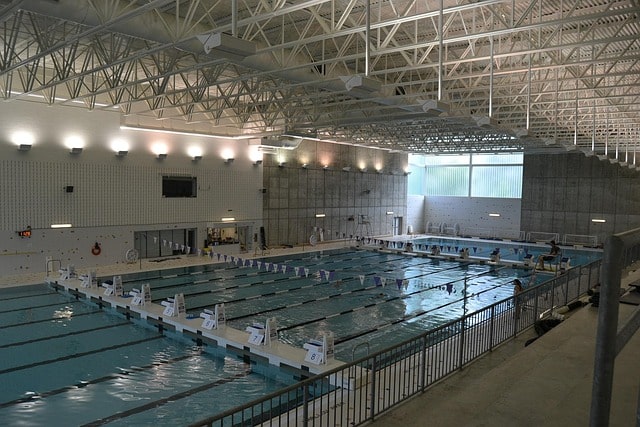 Innenaufnahme einer großen überdachten Schwimmsportanlage
