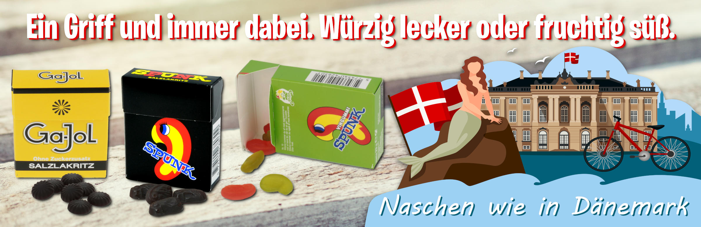 Zu den Süßigkeiten aus Dänemark Das Bild zeigt eine Auswahl dänischer Süßigkeiten vor einer Illustration typischer Kopenhagener Wahrzeichen. Im oberen Bereich steht in weiß-roter Schrift: „Ein Griff und immer dabei. Würzig lecker oder fruchtig süß.“. Links befinden sich drei verschiedene Packungen: eine gelbe Schachtel „Ga-Jol Salzlakritz“, eine schwarze Schachtel „Spunk Salzlakritz“ und eine grüne Schachtel „Spunk Vingummi“, aus der bunte Fruchtgummis herausfallen. Rechts ist die kleine Meerjungfrau auf einem Felsen zu sehen, die eine dänische Flagge hält, sowie das Schloss Amalienborg und ein rotes Fahrrad. Unten rechts steht der Schriftzug „Naschen wie in Dänemark“ auf einer blauen Welle.
