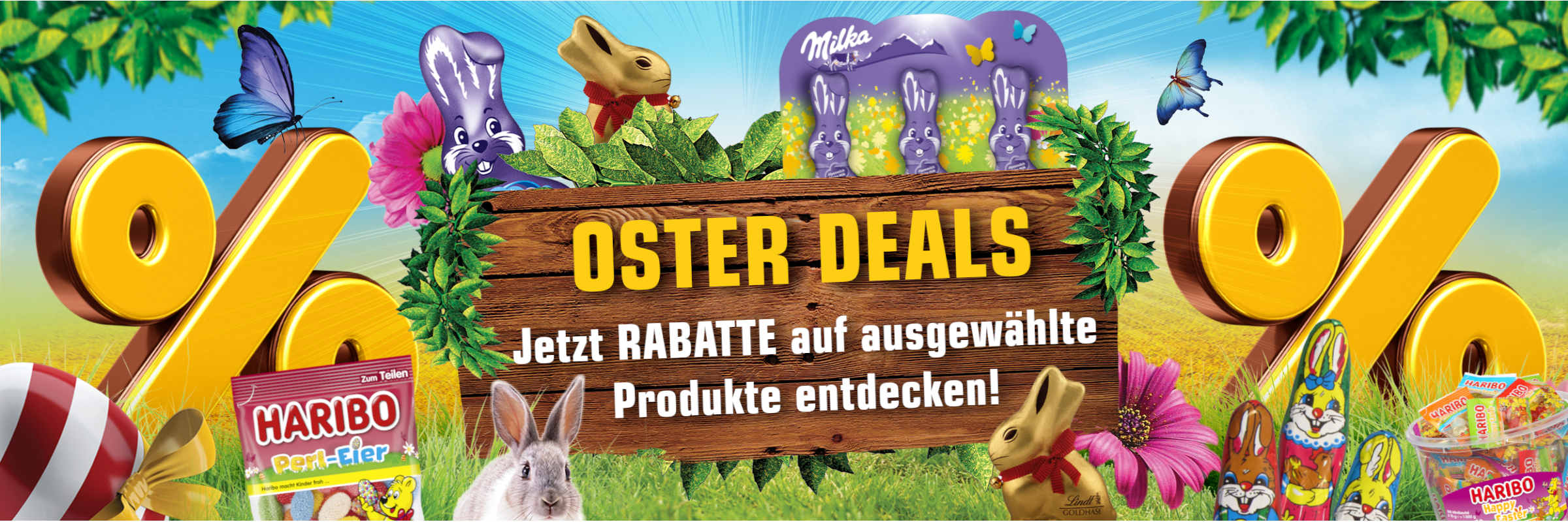 Auf einer grünen Wiese unter einem blauen Himmel tummeln sich verschiedene Ostersüßigkeiten. Ein Holzschild mit Text zum Osterangebot vor einem großen goldenen Prozentzeichen ist mittig zu sehen.
