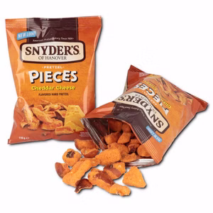 Snyders Pretzel Pieces Cheddar Cheese, Laugengebäck, 110g Beutel Bild 1