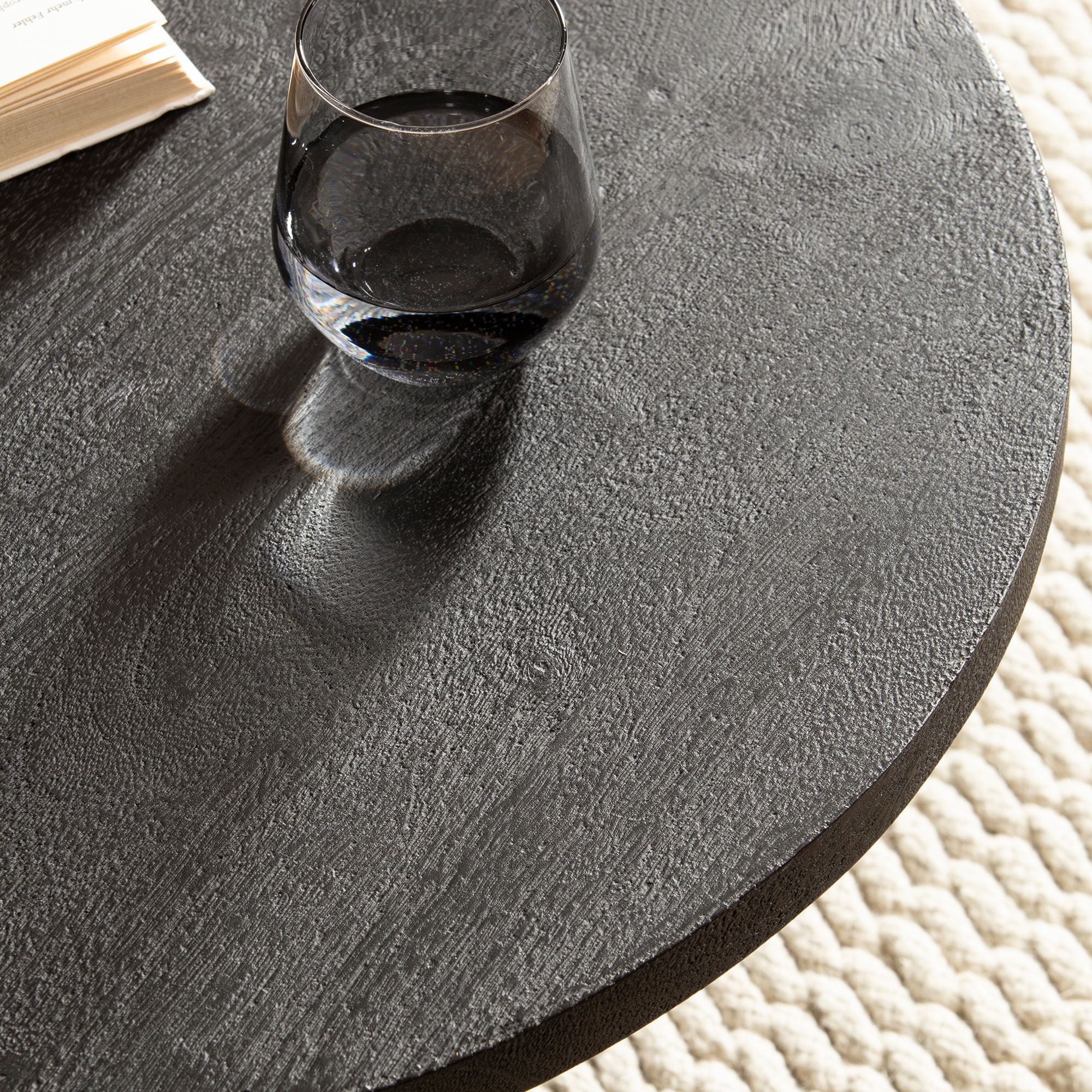 FineBuy Couchtisch Mango Massivholz rund Ø 60 cm Schwarz · Moderner Wohnzimmertisch mit strukturierter Oberfläche · Handgefertigter Sofatisch mit markantem Holzgestell | Farbe: Schwarz