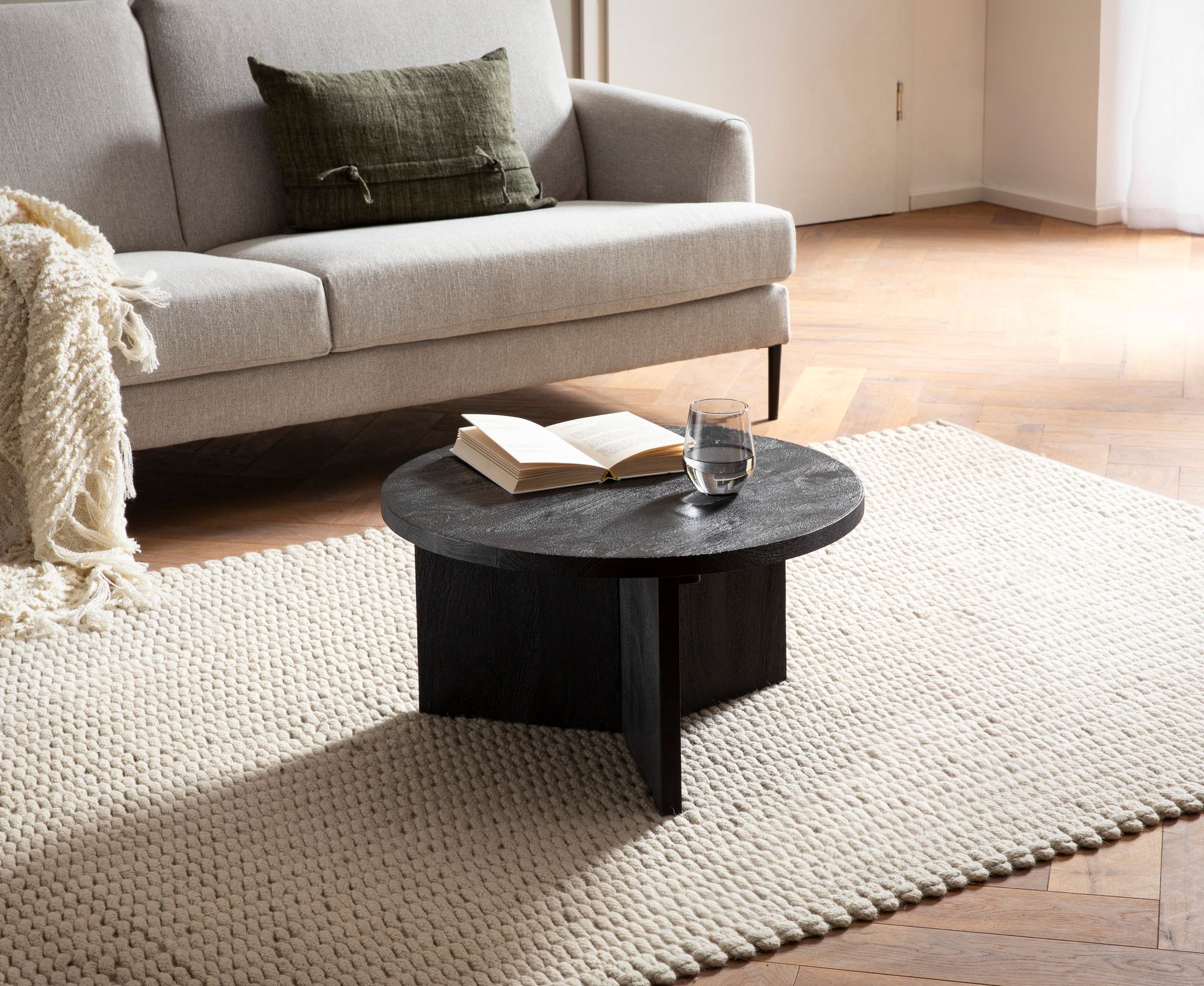 FineBuy Couchtisch Mango Massivholz rund Ø 60 cm Schwarz · Moderner Wohnzimmertisch mit strukturierter Oberfläche · Handgefertigter Sofatisch mit markantem Holzgestell | Farbe: Schwarz