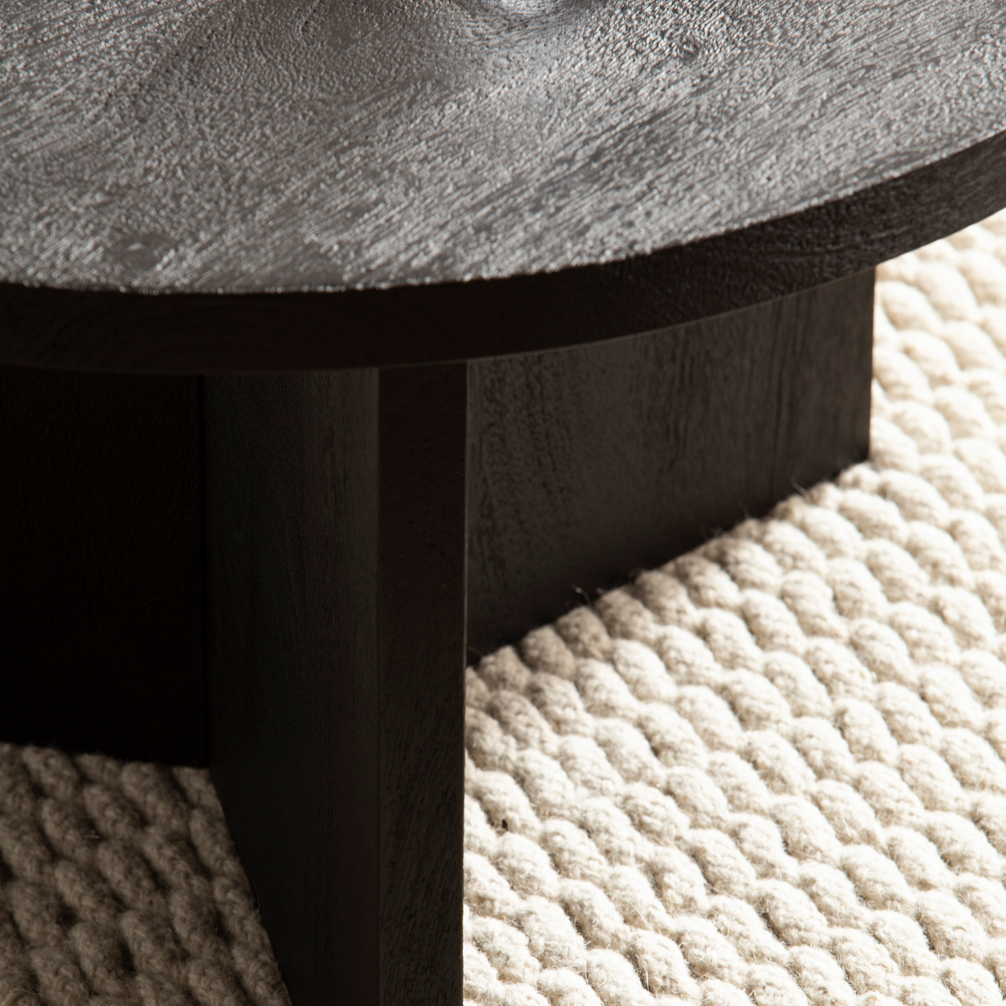 FineBuy Couchtisch Mango Massivholz rund Ø 60 cm Schwarz · Moderner Wohnzimmertisch mit strukturierter Oberfläche · Handgefertigter Sofatisch mit markantem Holzgestell | Farbe: Schwarz